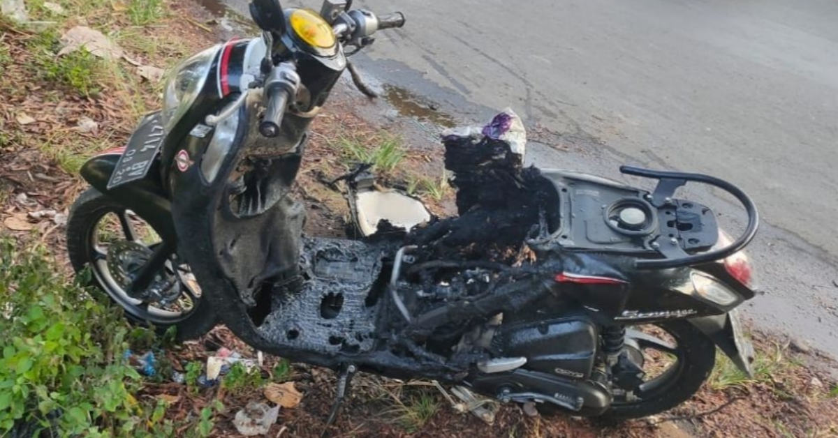 You are currently viewing Apakah Benar HP yang ditaruh di Jok Motor Bisa Meledak?